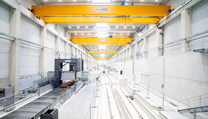 In der neuen Fertigungshalle können Maschinen und vollautomatisierte Produktionsanlagen bis 16 Meter Höhe und Einzelteilgewichte von 160 Tonnen montiert werden.